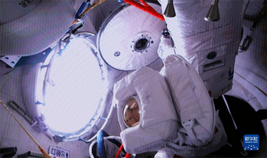 有人宇宙船「神舟15號」の宇宙飛行士乗組員、1回目の船外活動を無事遂行