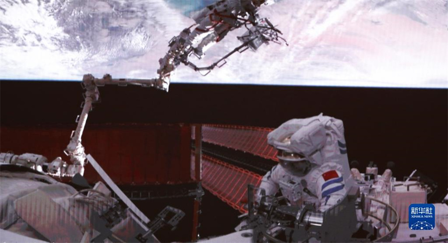 有人宇宙船「神舟15號」の宇宙飛行士乗組員、1回目の船外活動を無事遂行