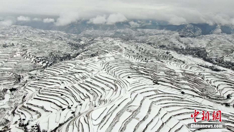 雪化粧が施された隴南市宕昌県哈達鋪鎮(zhèn)の拉路梁棚田（ドローンによる撮影?劉輝）。