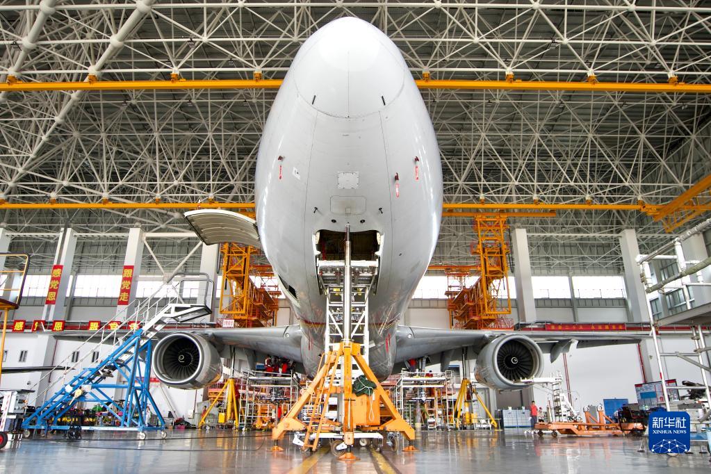 2月8日、海南自由貿易港ワンストップ式航空機メンテナンス産業(yè)基地の大型整備用格納庫で、メンテナンスを受ける香港航空のエアバスA330型機。