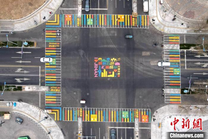 山東省済南市槐陰區(qū)の臘山河東路と興福寺路の交差點に完成した、同市で初めてとなるカラフルな橫斷歩道（2月9日ドローンによる撮影?崔健）。