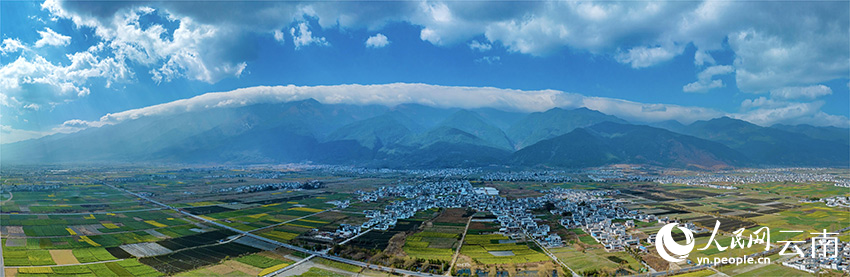 蒼山山頂をすっぽり覆う「雲(yún)のふとん」　雲(yún)南省