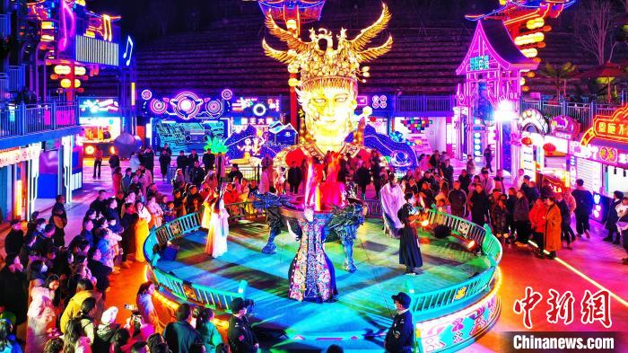 「恩施不夜城」を訪れた大勢(shì)の市民や観光客（撮影?周星亮）。