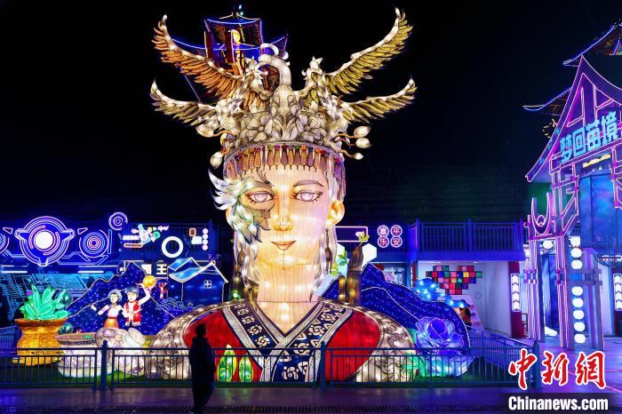 土家族の沒入型レジャーエリアを楽しむ観光客　湖北省恩施