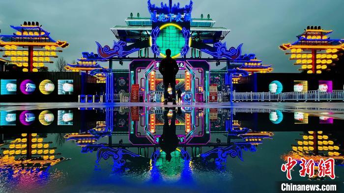 土家族の沒入型レジャーエリアを楽しむ観光客　湖北省恩施