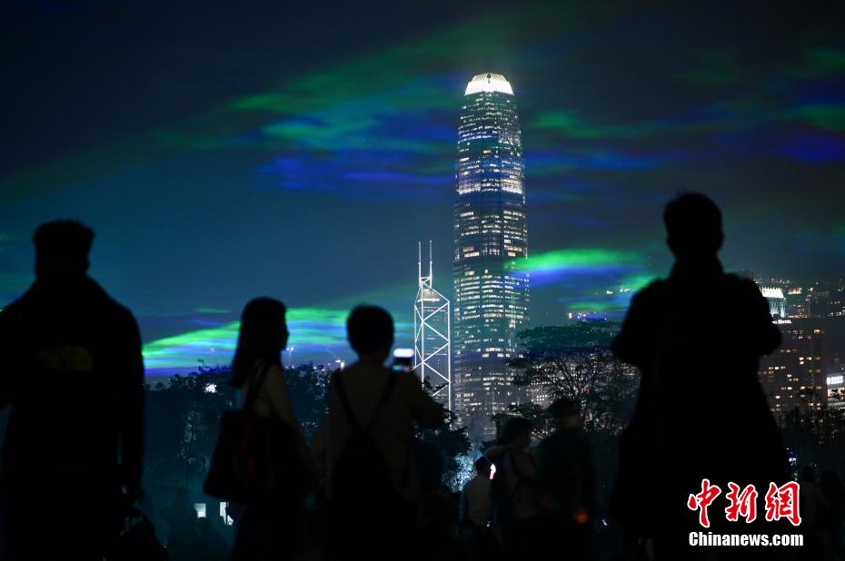 「オーロラ」と香港國(guó)際金融センター（撮影?李志華）。