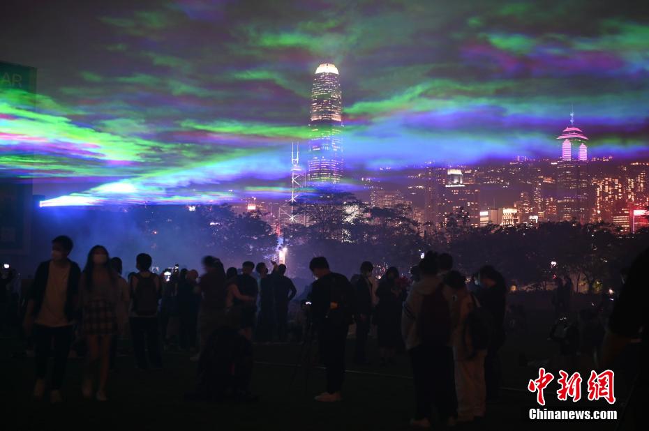 西九竜文化街地區(qū)の上空で「オーロラ」ショー　香港特區(qū)