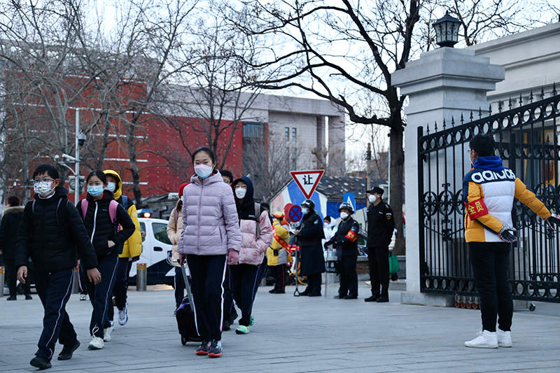 2月13日、新學(xué)期を迎えた北京匯文中高一貫校に登校した生徒たち（寫(xiě)真提供?北京匯文中高一貫校）。
