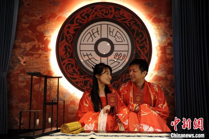 漢服を著て伝統(tǒng)的な結(jié)婚文化を體験した新婚カップルたち　陝西省西安