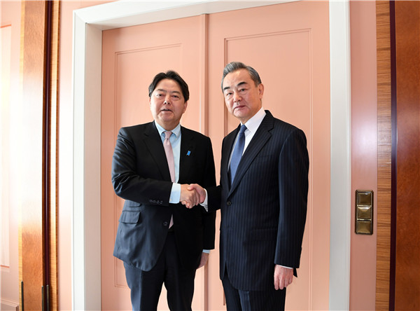 王毅氏が林芳正外相と會談、「日本は內(nèi)外の妨害を排除し中國と向き合って進(jìn)むべき」