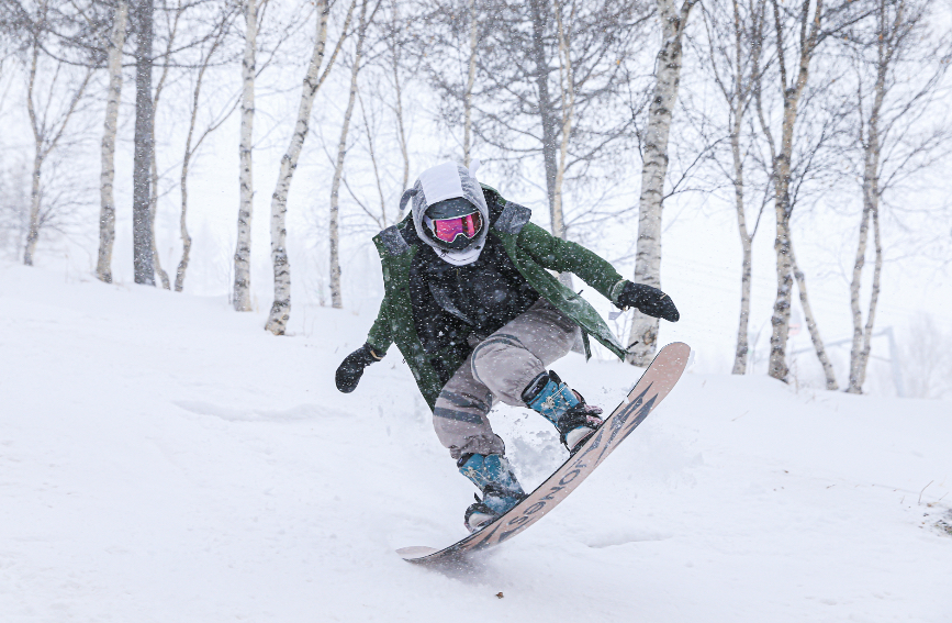 春の雪が降った氷と雪の街?河北省崇禮