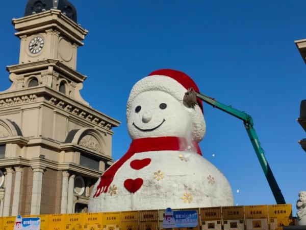 次の冬にまた會おう！ネットでお馴染みの巨大雪だるま撤去　黒竜江省哈爾浜