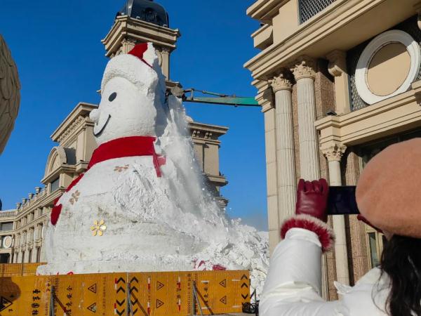 次の冬にまた會おう！ネットでお馴染みの巨大雪だるま撤去　黒竜江省哈爾浜