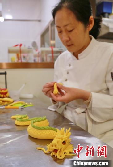 竜をデザインした飾り蒸しパン「花饃」を作る張銘儀さん（撮影?劉雙喜）。