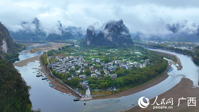情緒あふれる景色が広がる霧の漓江　広西