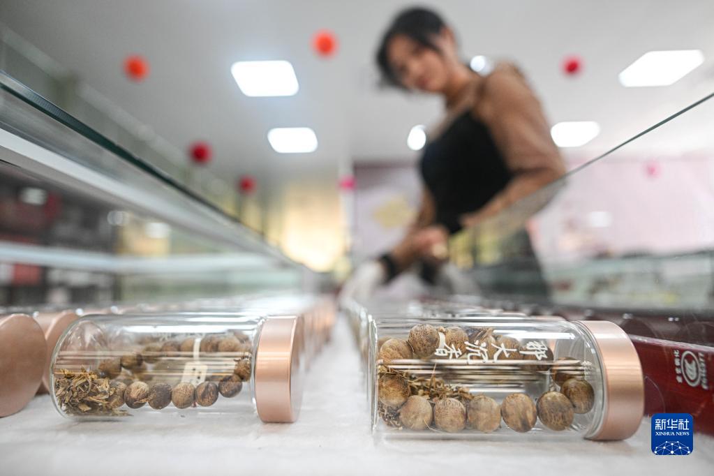 海南省儋州市にある那大ジンコウ生産拠點(diǎn)で撮影されたジンコウのブレスレット（2月22日撮影?蒲暁旭）。