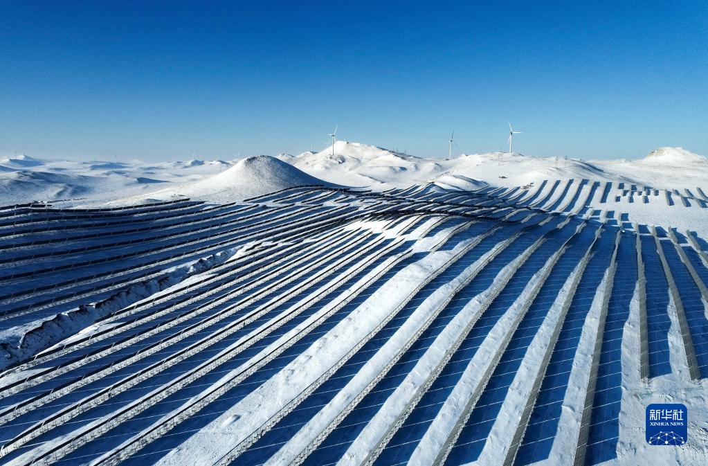 相互補完しながらグリーン発展を促進(jìn)する風(fēng)力と太陽光による発電　內(nèi)蒙古