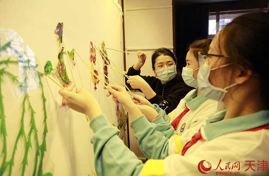 小學(xué)校で「皮影戯」を?qū)Wぼう！多元化する學(xué)校の課外活動　天津