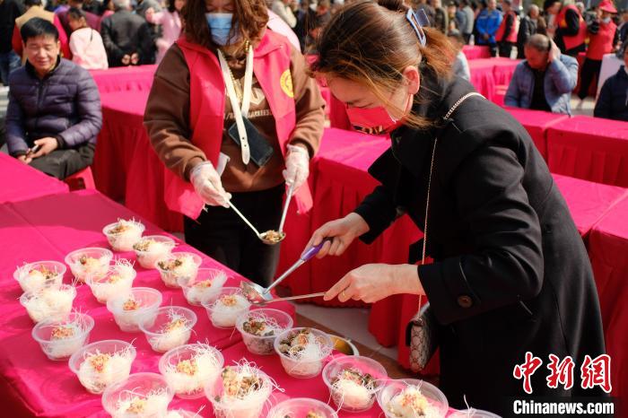 特産のビーフンを共に味わう客家小鎮(zhèn)の人々　広西柳州