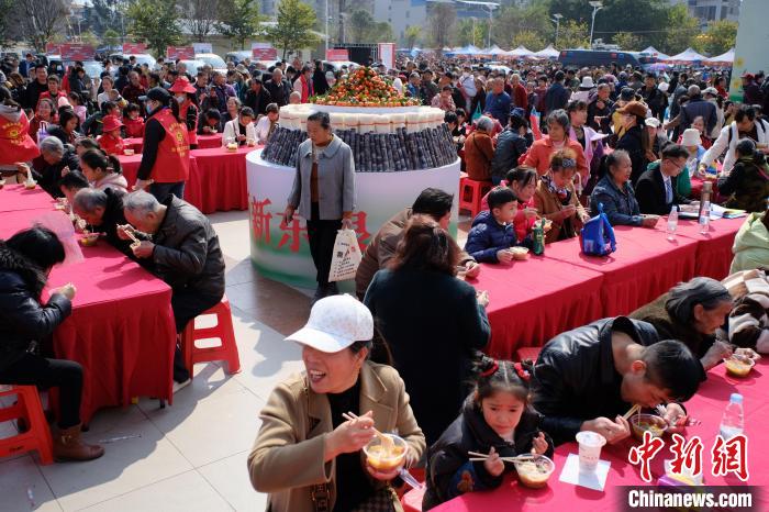 特産のビーフンを共に味わう客家小鎮(zhèn)の人々　広西柳州