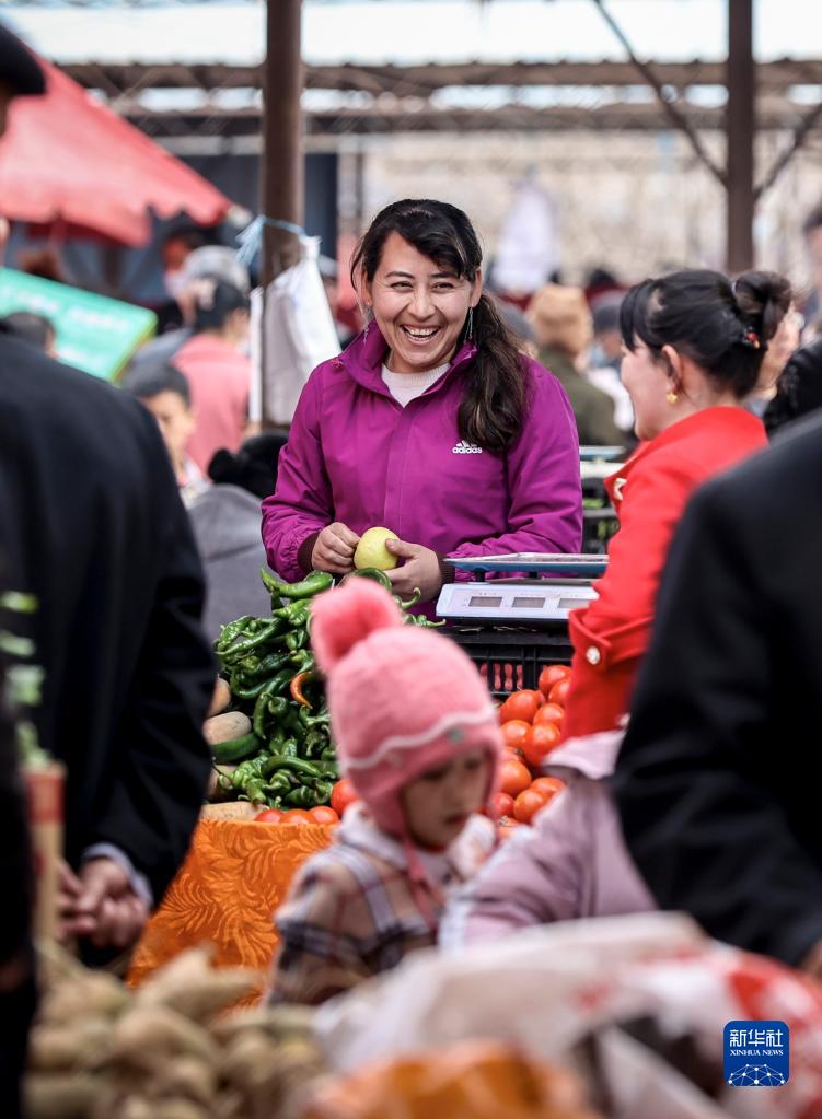 賑わう「春のバザール」　新疆托克扎克