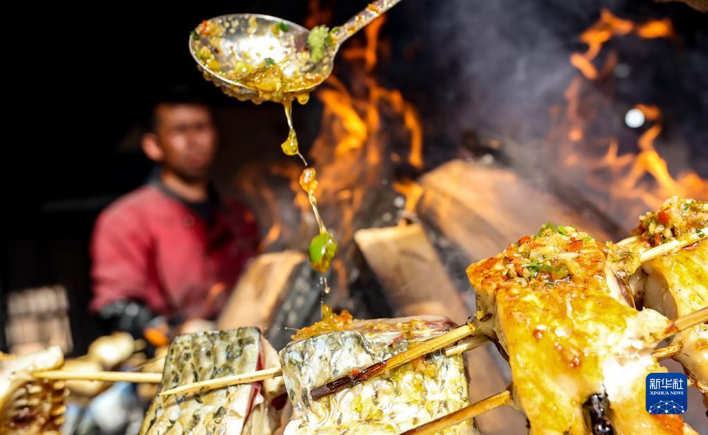 賑わう「春のバザール」　新疆托克扎克