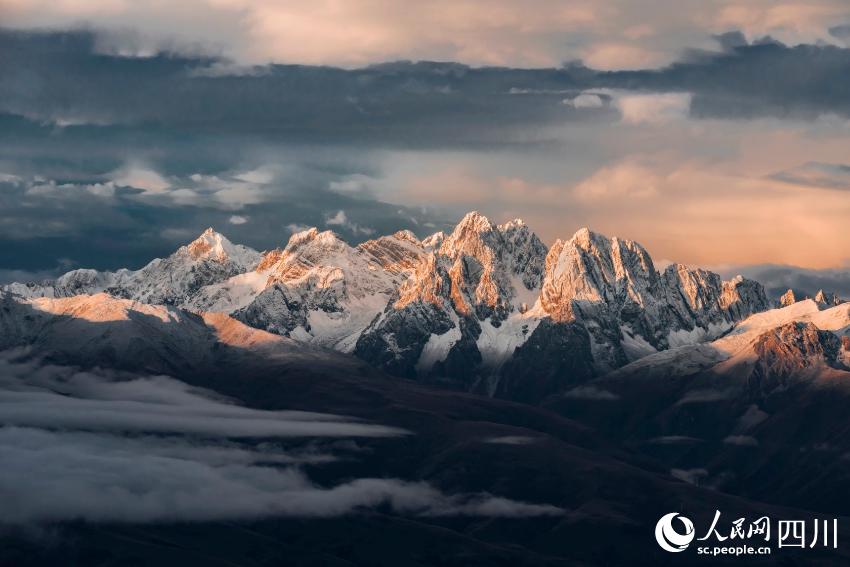舞い散る春雪に覆われた四川省甘孜