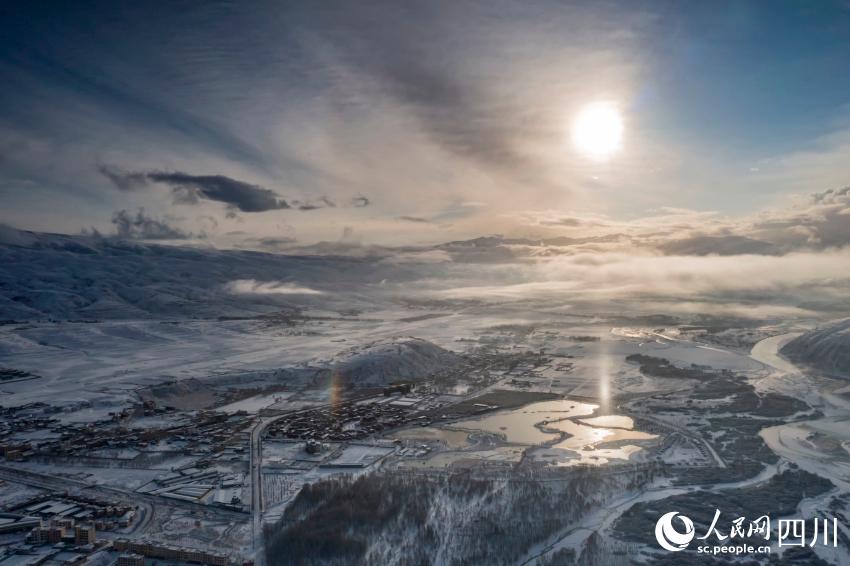 舞い散る春雪に覆われた四川省甘孜