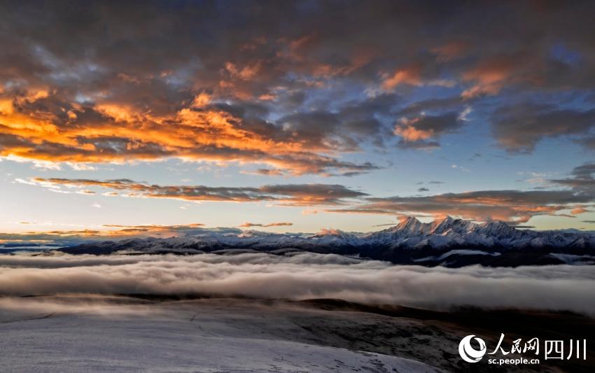 舞い散る春雪に覆われた四川省甘孜