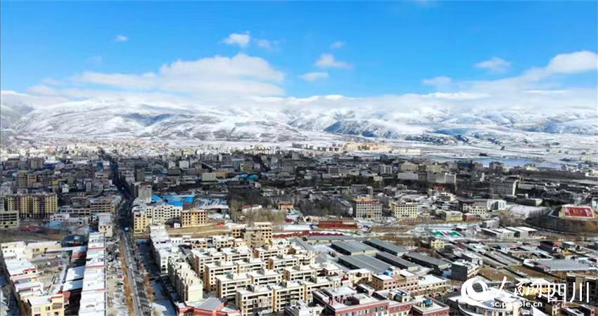 舞い散る春雪に覆われた四川省甘孜