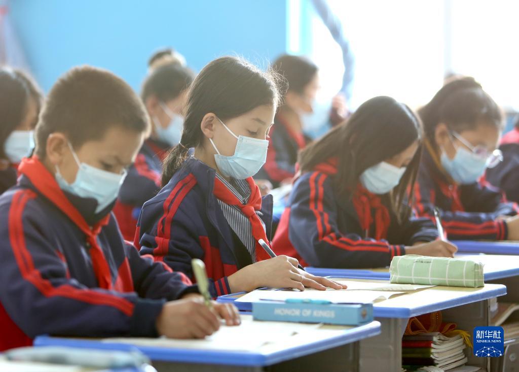 新疆維吾爾自治區(qū)和田県塔瓦庫勒郷にある巴克墩小學(xué)校で、新學(xué)期の試験を受ける児童（3月1日撮影?郝昭）。