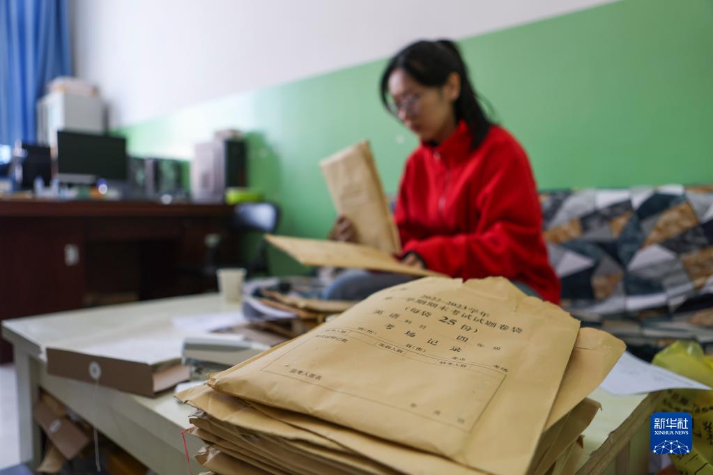 新學(xué)期を迎えた砂漠の腹地にある村の小學(xué)校　新疆和田