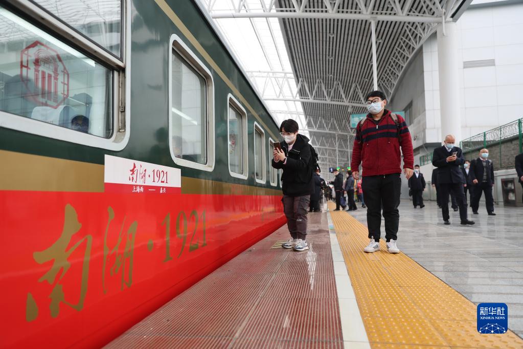 赤色観光列車Y701號の傍で、寫真を撮影する乗客（3月1日撮影?王翔）。