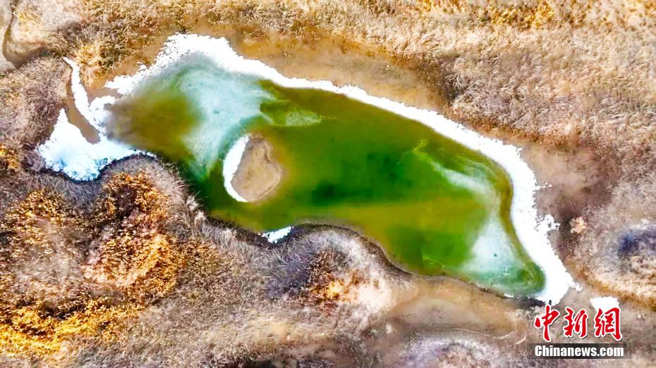 上空からとらえた雪と氷の融解すすむロプノール濕地　新彊