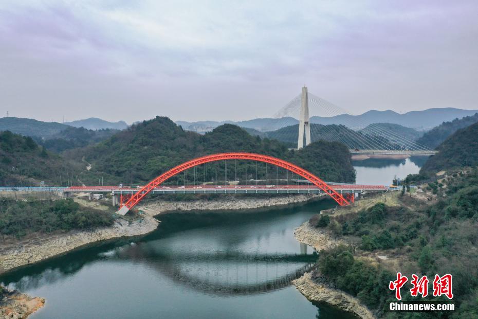 上空から撮影した花魚洞大橋　貴州省清鎮(zhèn)