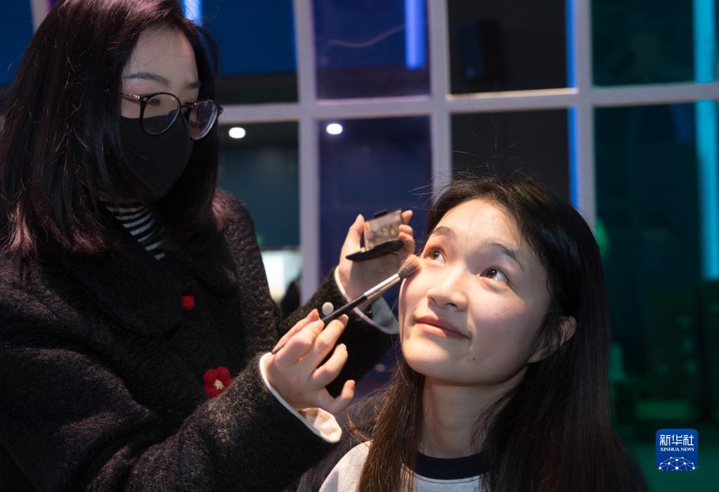 ファッション＆ライフスタイルフェスティバル會場で、メイクアップを體験する女性（3月6日撮影?翁忻暘）。