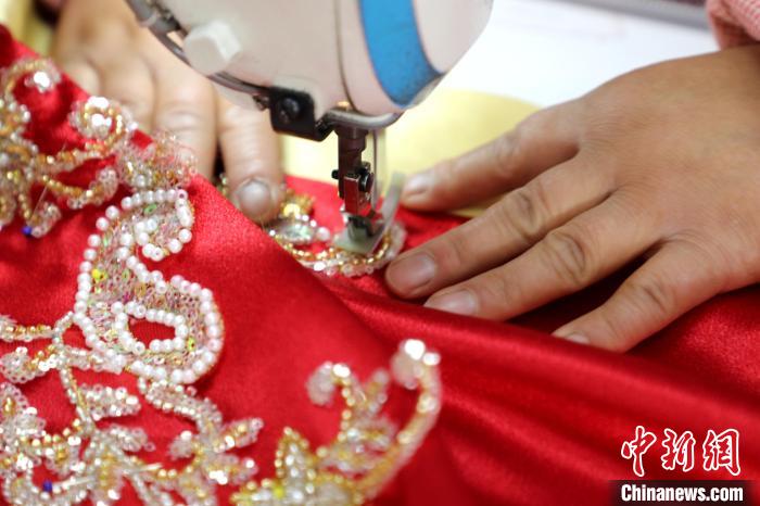 幸せな暮らしを紡ぐ伝統(tǒng)衣裝　山東省棗荘市