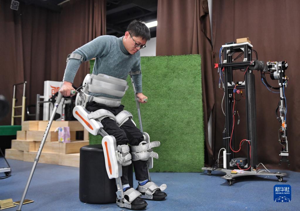 リハビリ訓(xùn)練の一助となる「外骨格ロボット」　四川省