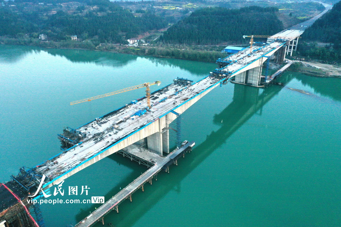 四川省南充市蓬安県の嘉陵江三橋プロジェクト建設(shè)現(xiàn)場（3月8日撮影?周亮/寫真著作権は人民図片が所有のため転載禁止）。