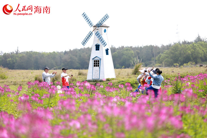 ツアーガイドに伴われ、記念寫真を撮影する観光客（撮影?孟凡盛）。