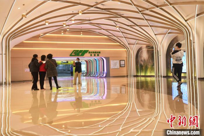 タイムトンネルのような地下鉄駅が市民に人気　重慶