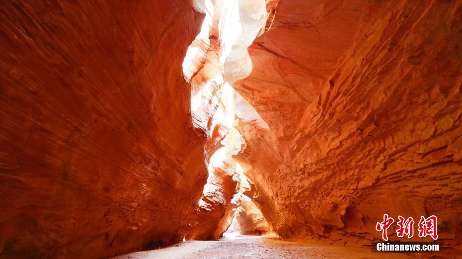 黃土高原の甘泉大峽谷が見(jiàn)せるファンタジックな光と影のショー　陝西省