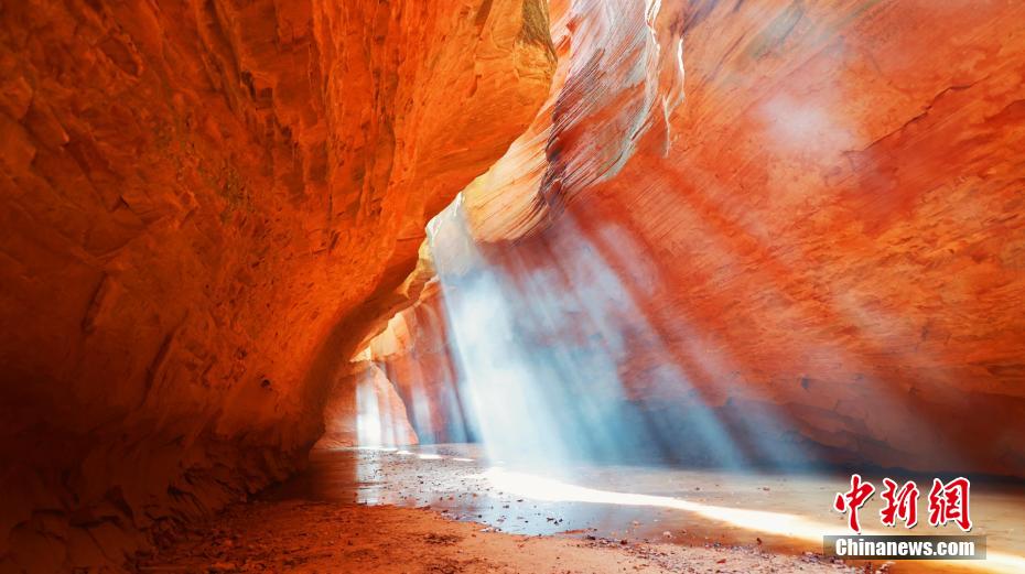 甘泉大峽谷のファンタジックな光と影のショー（撮影?白騰）。