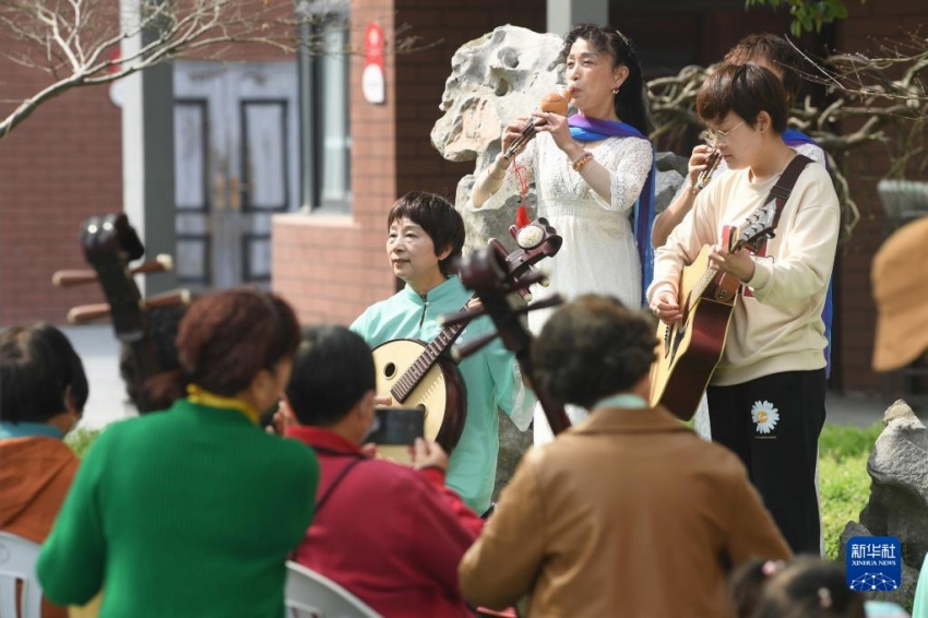 高齢者のために「観客1人のコンサート」を開(kāi)くボランティアグループ