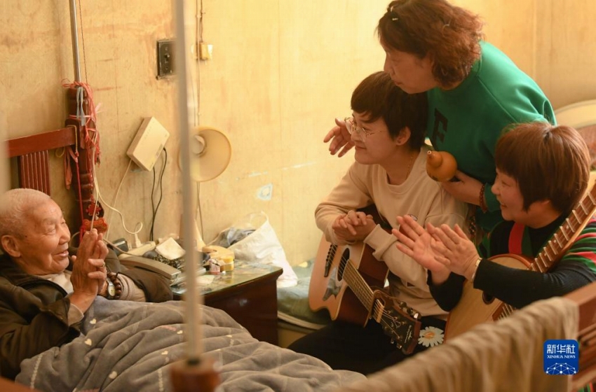 高齢者のために「観客1人のコンサート」を開くボランティアグループ