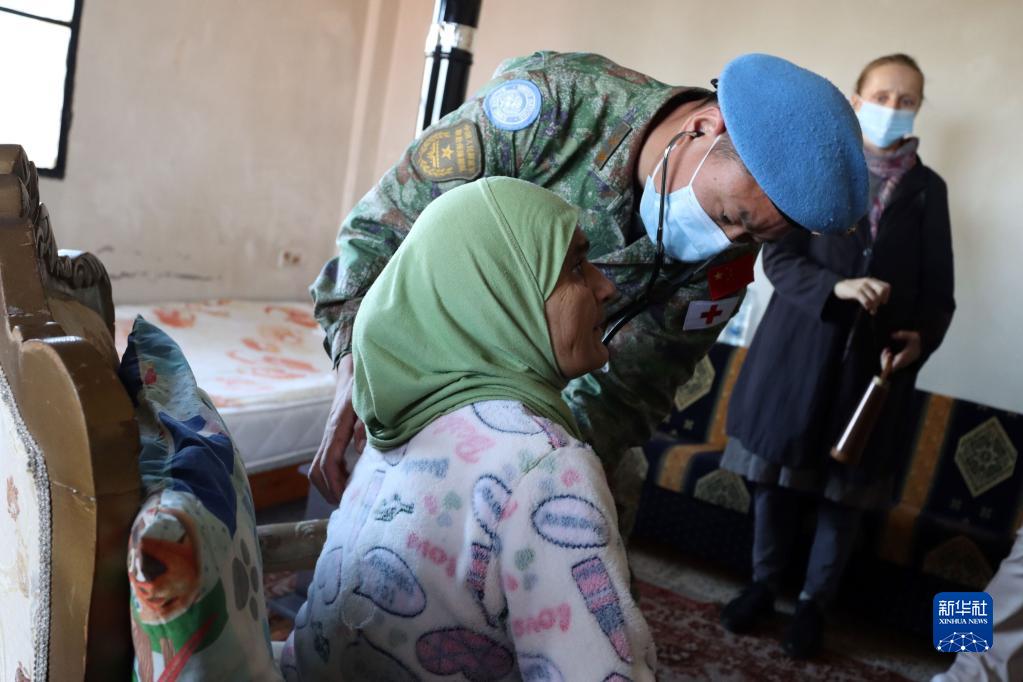 レバノンに派遣中の中國(guó)平和維持醫(yī)療分隊(duì)が薬品の寄贈(zèng)と巡回診察を?qū)g施