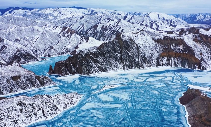 肯斯瓦特湖に現(xiàn)れる「アクアマリンのハート」　新疆