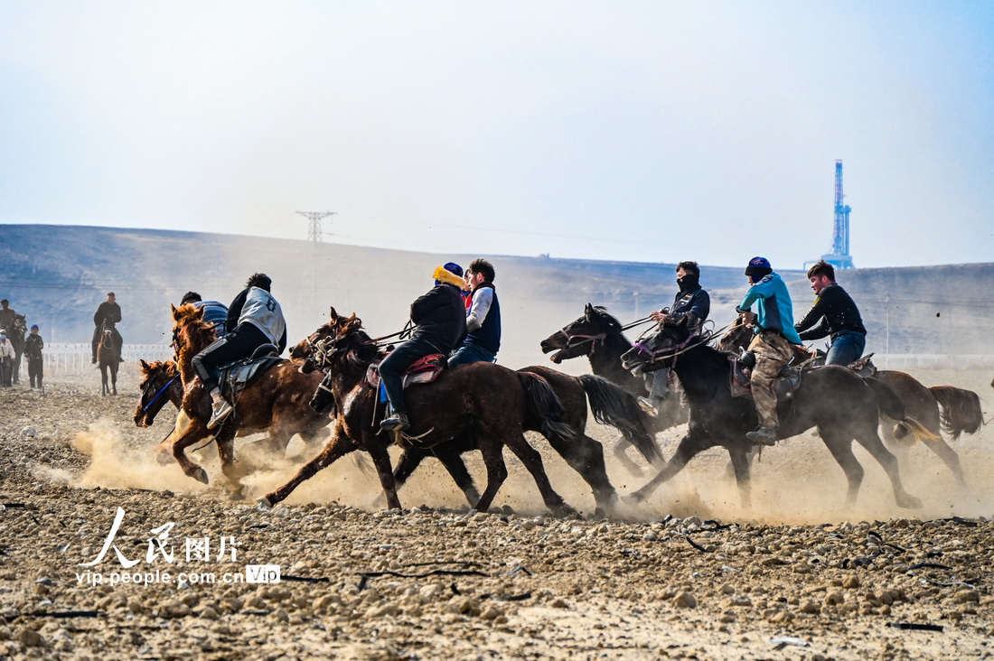 迫力たっぷりな伝統(tǒng)的な競馬パフォーマンスに歓聲　新疆呼図壁