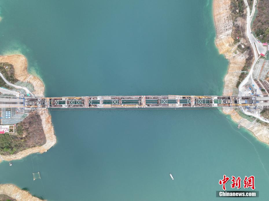 建設(shè)が進(jìn)む世界最大スパンのアーチ橋を上空から撮影　広西