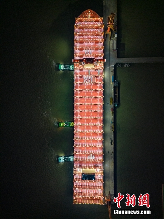 世界最大の新造コンテナ船、艤裝を完了し試験航行実施　江蘇省